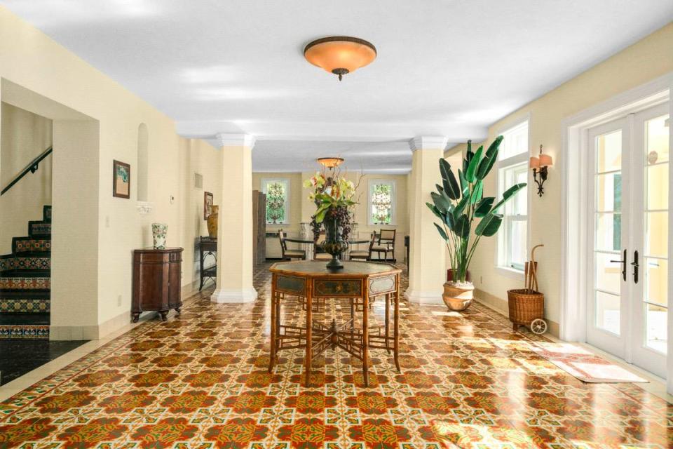 El salón y el comedor de la restaurada Villa Serena, la histórica casa de William Jennings Bryan en Miami, con los azulejos originales traídos de Cuba por su esposa, Mary Baird.