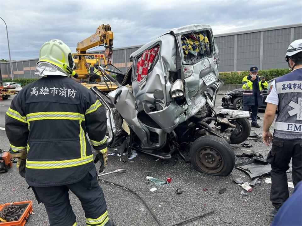 遭貨櫃車、槽罐車夾中間　小客車變形動彈不得兩人罹難