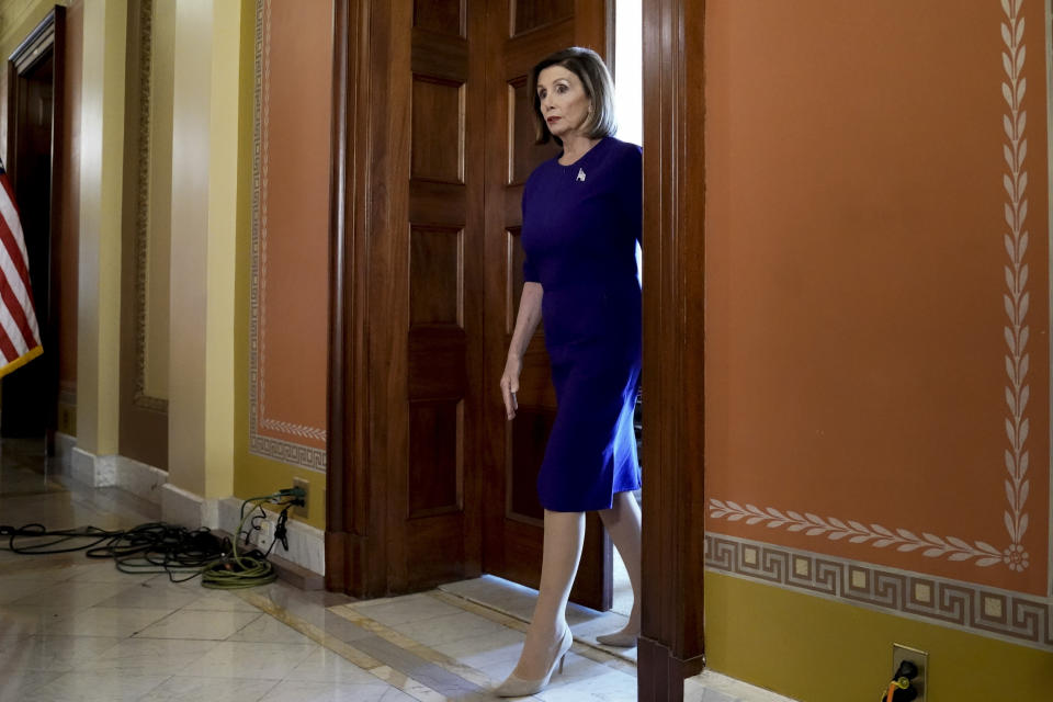 La presidenta de la Cámara de Representantes Nancy Pelosi llega a leer un comunicado en el que anunció el inicio del proceso formal de juicio político contra el mandatario Donald Trump en el Capitolio, el martes 24 de septiembre de 2019, en Washington. (AP Foto/Andrew Harnik)