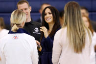 <p>Meghan habló con graduandos y compartió con los entrenadores. </p>