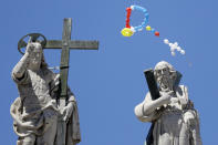 <p>Ein Rosenkranz aus Luftballons schwebt gegen Ende des Angelusgebets von Papst Franziskus über den vatikanischen Petersplatz. (Bild: AP Photo/Gregorio Borgia) </p>