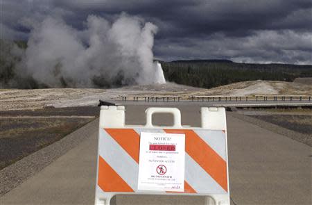 A sign announces the closure of the Old Faithful Geyser in Yellowstone National Park in Wyoming October 1, 2013 in the wake of the government shutdown. REUTERS/Christopher Cauble