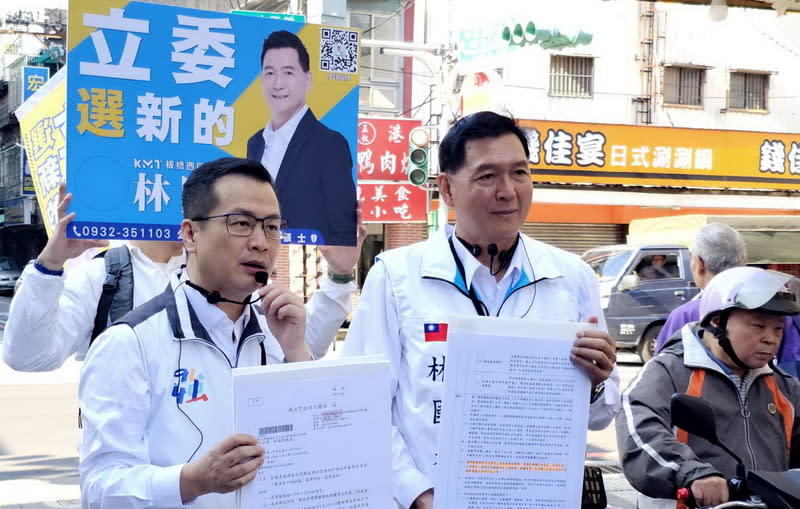 新北立委板橋西區  林國春力拚翻轉 新北市立委選舉板橋西區選區呈現一對一戰局，國民 黨參選人林國春（前左2）力拚翻轉，挑戰現任民進 黨立委張宏陸。圖為8日林國春與國民黨台北市立委 參選人羅智強（前左）一同掃街並開記者會宣傳造 勢。 （林國春服務處提供） 中央社記者黃旭昇新北市傳真  112年12月14日 