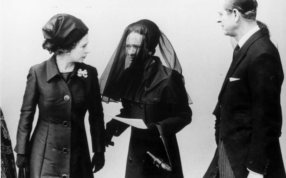 Queen Elizabeth II and Prince Philip Duke Of Edinburgh talking to the Duchess Of Windsor - Keystone/ Hulton Royals Collection