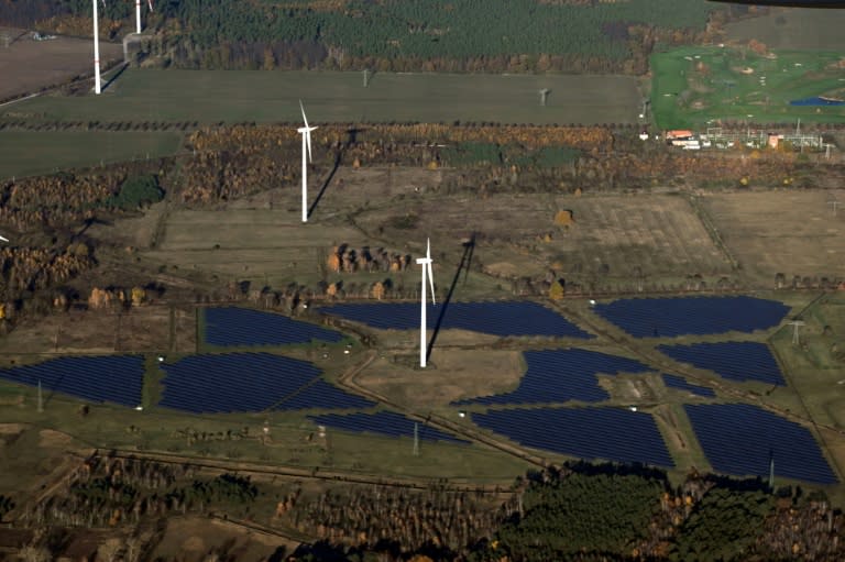 Viel Wind und viele neue Anlagen haben im April für einen neuen Ökostrom-Rekord gesorgt: Vom 1. bis 29. wurden rund 22,1 Milliarden Kilowattstunden grüner Strom ins allgemeine Stromnetz eingespeist - das war mehr als je zuvor in einem April. (INA FASSBENDER)