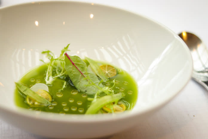 「獻給台北的沙拉 Salad in Taipei 鰹魚凝乳,苦瓜生菜汁.嫩葉生菜,漬小洋蔥」色澤誘人，讓人充滿食慾。徐力剛攝