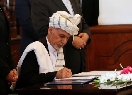 Afghan President Ashraf Ghani, signs a peace agreement with Hizb-i-Islami, led by Gulbuddin Hekmatyar, in Kabul, Afghanistan September 29, 2016. REUTERS/Omar Sobhani