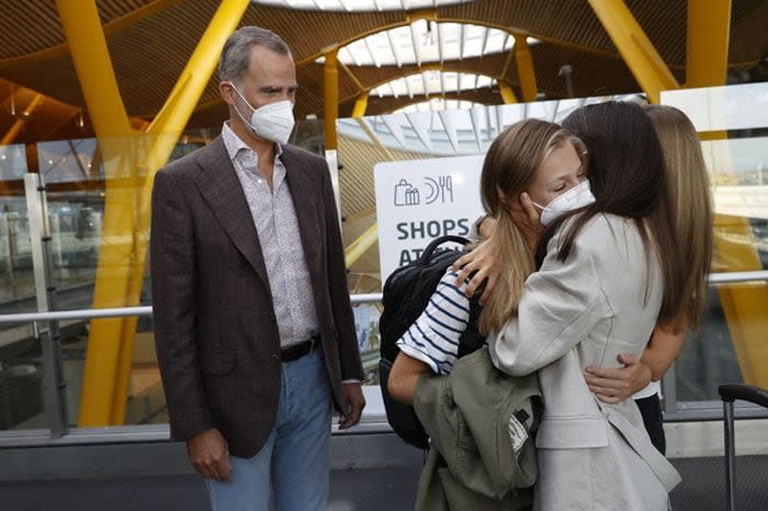 La reina Letizia abraza a su hija