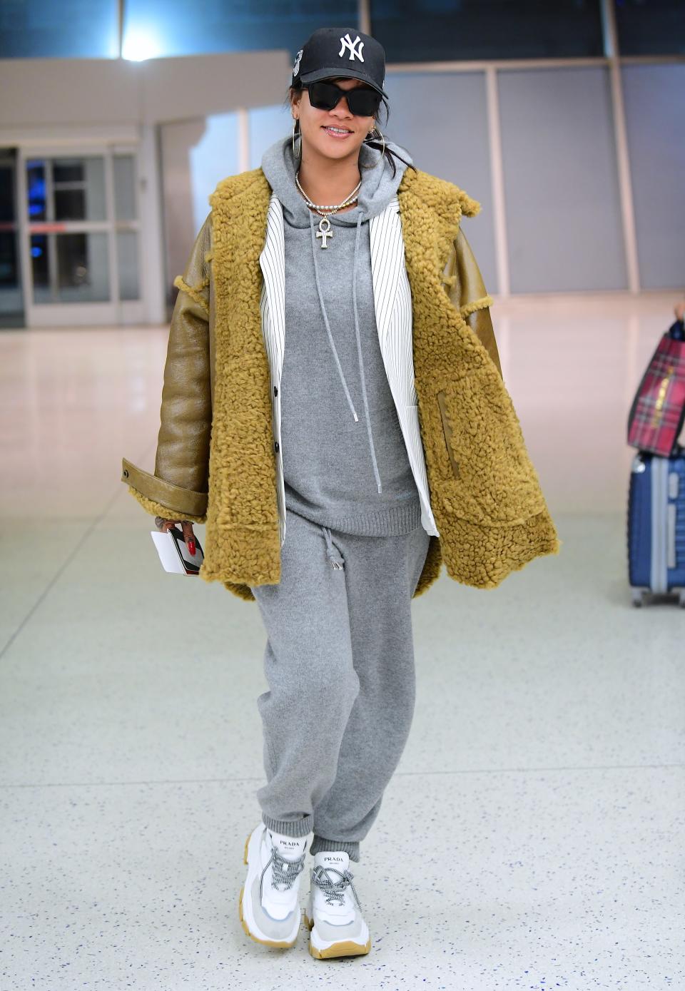 <h1 class="title">EXCLUSIVE: Rihanna And Paul McCartney Have An Unexpected "RIHunion" As They Bump Into Each Other In First Class On A Flight To London</h1><cite class="credit">Photo: Splash News</cite>