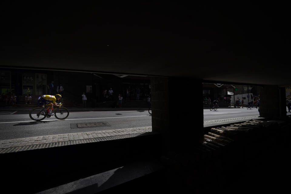 El líder general Tadej Pogacar en el descenso hacia Andorra la Vieja durante la 15ta etapa del Tour de Francia, el domingo 11 de julio de 2021. (AP Foto/Daniel Cole)