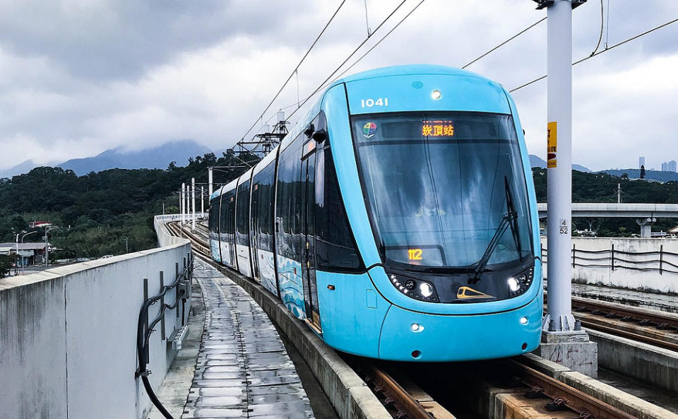 淡海輕軌(Photo via Wikimedia, by Subscriptshoe9, License: CC BY-SA 4.0，圖片來源：https://zh.wikipedia.org/wiki/File:New_Taipei_Metro_Danhai_Light_Rail_Train_2018-12-29.jpg)