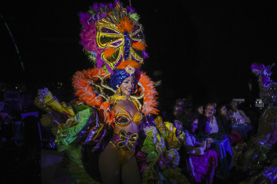 Una bailarina de cabaret actúa para turistas en la sala de espectáculos Tropicana en La Habana, Cuba, el jueves 2 de noviembre de 2023. (Foto AP/Ramón Espinosa)