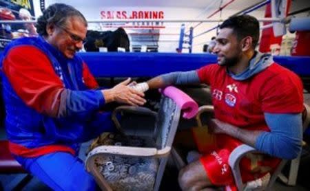 Boxing - Amir Khan training ahead of his WBC Middleweight Title challenge against Saul 'Canelo' Alvarez - Las Vegas, United States of America - 4/5/16 Amir Khan has his hands wrapped by cornerman Jacob 'Stitch' Duran before his workout Mandatory Credit: Action Images via Reuters / Andrew Couldridge Livepic