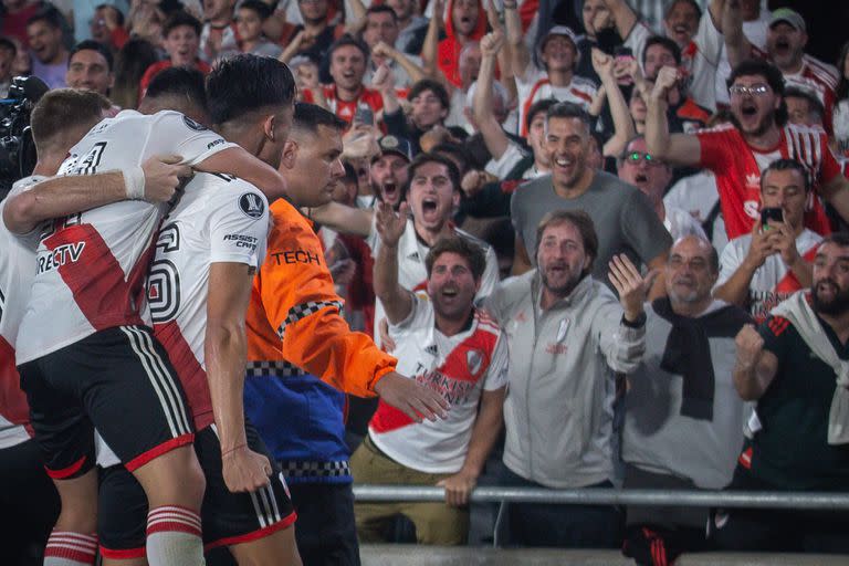 Luis Scola en la platea del Monumental viendo la celebración de River Plate ante Inter de Porto Alegre.