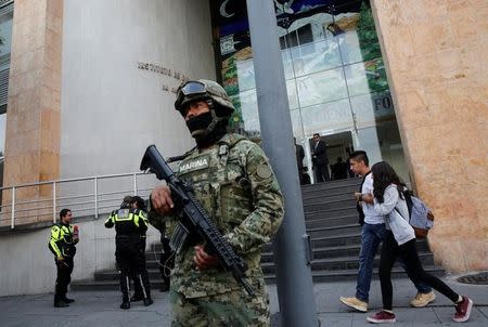 Foto del viernes de un soldado de la marina mexicana frente al Servicio Médico Forense de la capital del país. Jul 21, 2017. REUTERS/Henry Romero