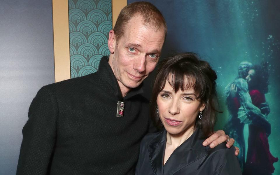 Er steckt hinter der Kreatur: Doug Jones (Bild, mit Filmpartnerin Sally Hawkins) ist ein echter Experte, wenn es darum geht, in außergewöhnliche Masken und Kostüme zu schlüpfen. Aktuell ist er auch in "Star Trek: Discovery" zu sehen - als ... (Bild: 2017 Twentieth Century Fox)