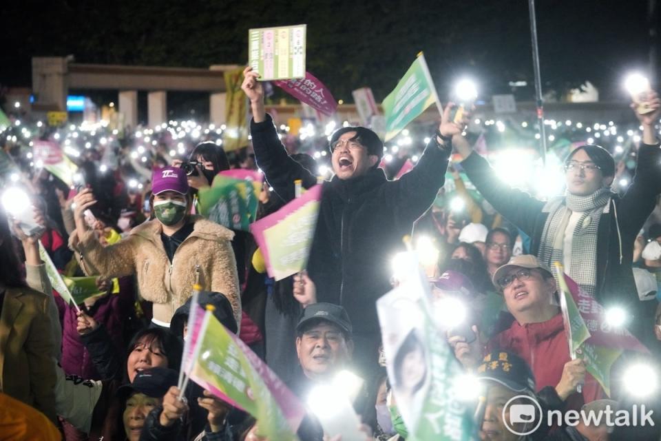 民進黨在板橋第二運動場舉辦選前之夜，支持者嗨翻天。   圖：張良一/攝