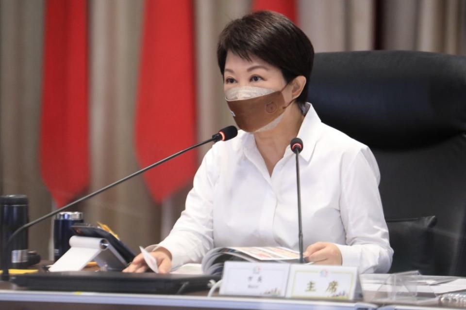 台中市長盧秀燕二十九日主持市政會議表示，市民挺身而出，支持女性從政。（記者徐義雄攝）