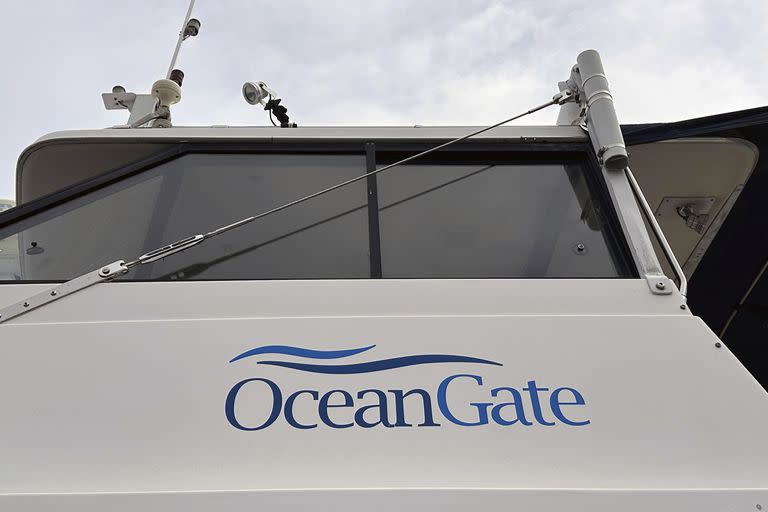 El logo de OceanGate Expeditions se ve en un barco cerca de as oficinas de la compañía en un almacén industrial marino en Everett, Washington, el martes 20 de junio de 2023. (AP Foto/Ed Komenda)