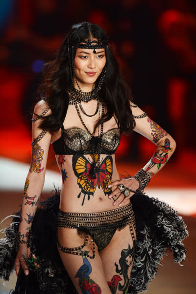 Hier trieben es die Stylisten besonders bunt: Model Liu Wen wurde über und über mit bunten Tattoos beklebt. (Bild: ddp images)