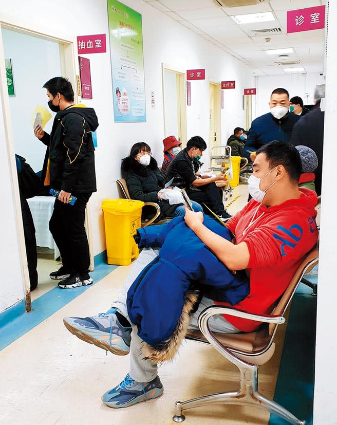 武漢肺炎疫情擴散至北京，診間擠滿抽血檢驗的病患。（藍孝威攝）
