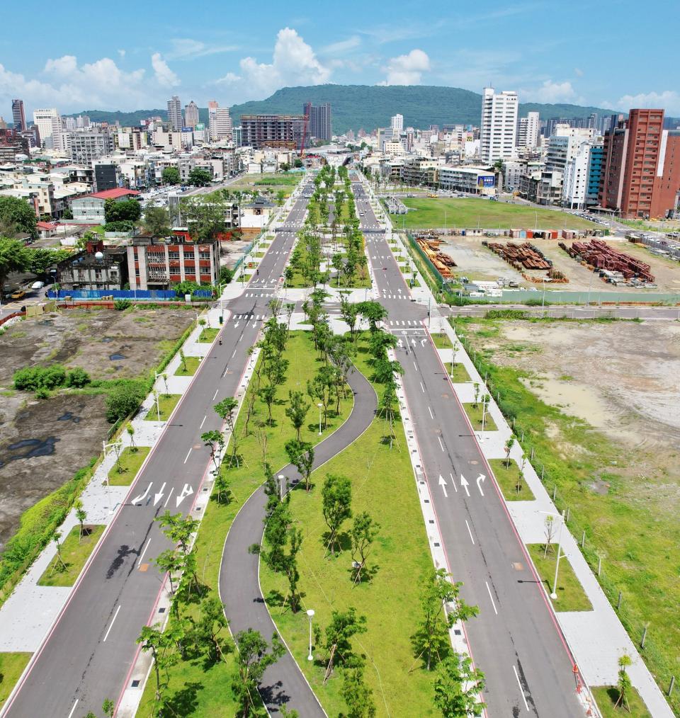 <strong>▲原橫跨鐵軌的中博高架橋、自立陸橋，也因鐵軌下地後功成身退拆除，鐵道蛻變成綠園道。</strong>