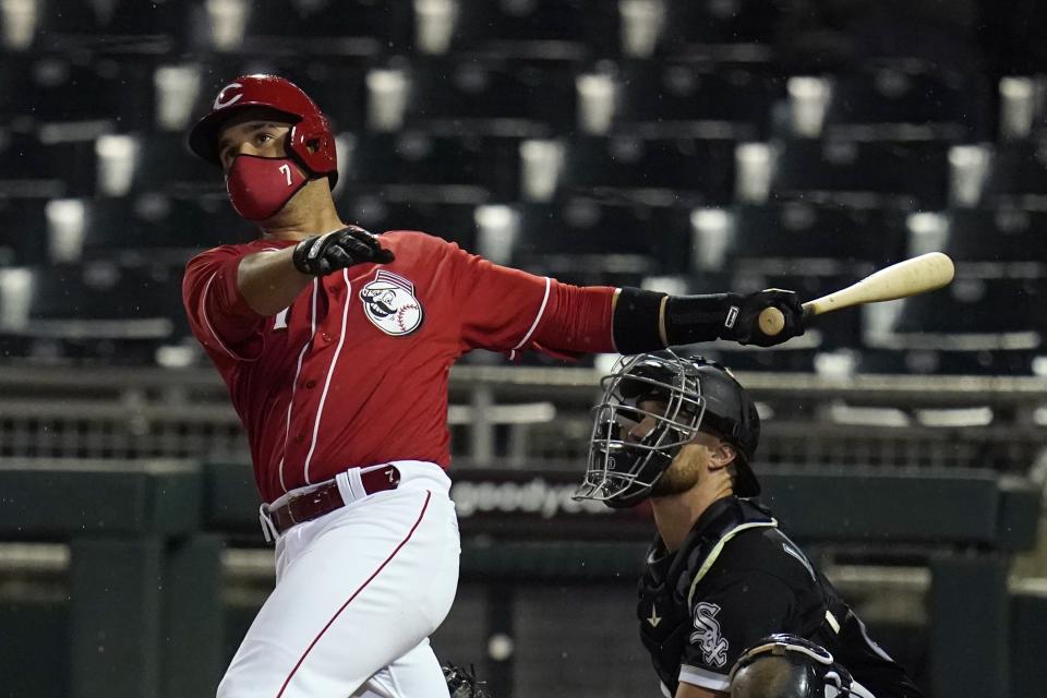 Eugenio Suárez de los Rojos de Cininnati observa tras batear un doble en un juego de pretemporada contra los Medias Blancas de Chicago, el jueves 11 de marzo de 2021, en Goodyear, Arizona. (AP Foto/Ross D. Franklin)