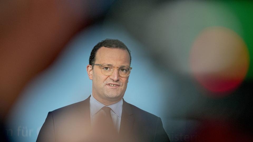 Jens Spahn (CDU), Bundesminister für Gesundheit, spricht bei einem Pressestatement nach den Beratungen über ein einheitliches Vorgehen bei Verdienstausfall-Entschädigungen wegen Quarantäne im Rahmen der Corona-Pandemie.