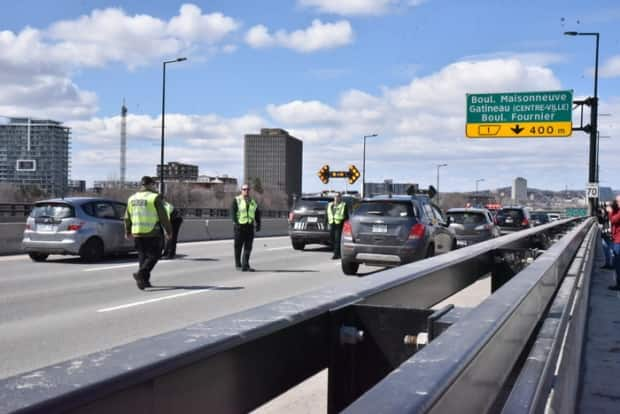 A police checkpoint on the Macdonald-Cartier Bridge between Ottawa and Gatineau, Que., on April 1, 2020. Ottawa police say they'll have officers set up 24/7 at all vehicle crossings between the Outaouais and Ottawa starting at 12:01 a.m. Monday. (Emilien Juteau/CBC - image credit)