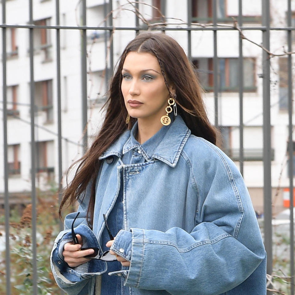 Les deux mini tresses sur cheveux sur Bella Hadid