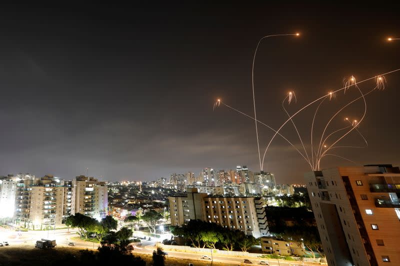 Rayos de luz se ven cuando el sistema antimisiles Cúpula de Hierro de Israel intercepta cohetes lanzados desde la Franja de Gaza hacia Israel, como se ve desde Ashkelon, Israel, el 10 de mayo de 2021.