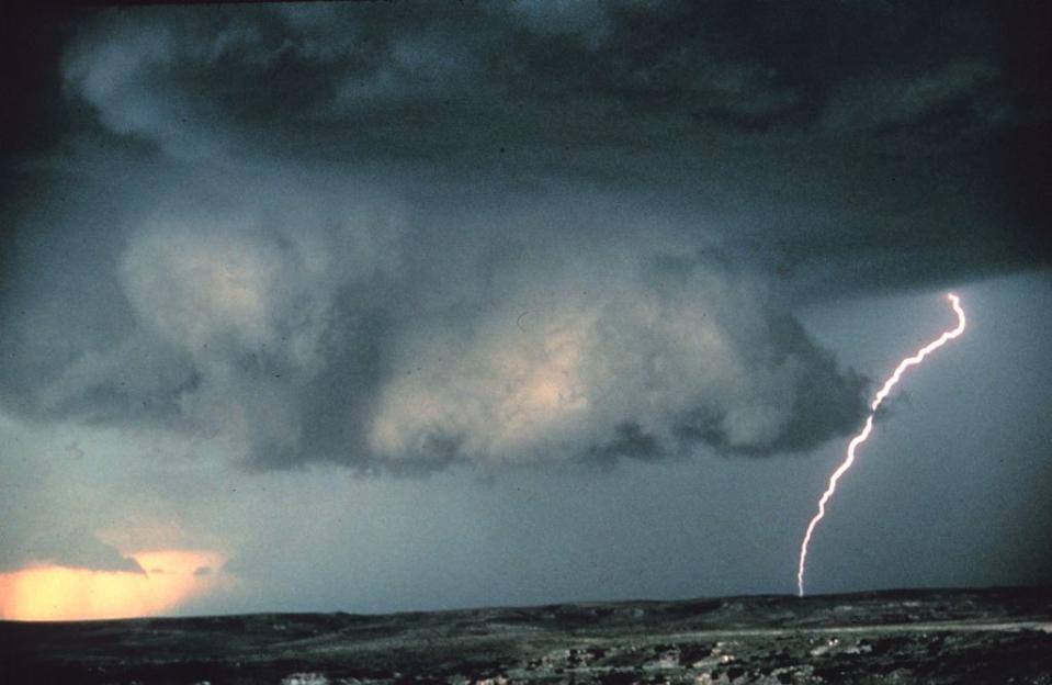 Wall cloud brad smull NOAA wikimedia commons