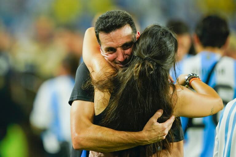 Lionel Scaloni disfruta con su mujer el logro de la Copa América; el entrenador formó una familia de vida y una futbolística: su seleccionado argentino es más que un equipo.