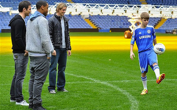 "The Beebs" dazzles Torres, Lampard and musician Reggie Yates. (Getty Images)