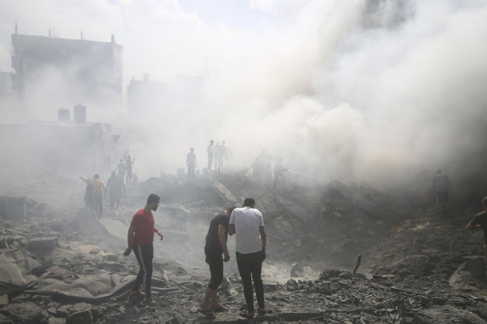 以色列對加薩走廊發動空襲後，巴勒斯坦人尋找倖存者。（美聯社資料照）
