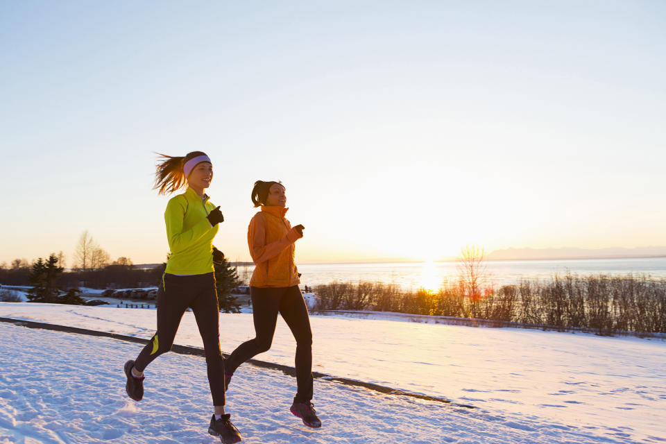 Laufen im Winter kann sehr gesund sein - wenn man auf ein paar Verhaltensregeln und die richtige Ausrüstung achtet. (Symbolfoto: Getty Images)