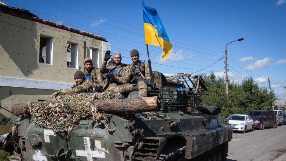 Soldados ucranianos viajan en un tanque blindado en la ciudad de Izium, recientemente liberada por las Fuerzas Armadas de Ucrania, en la región de Kharkiv (19 de septiembre)