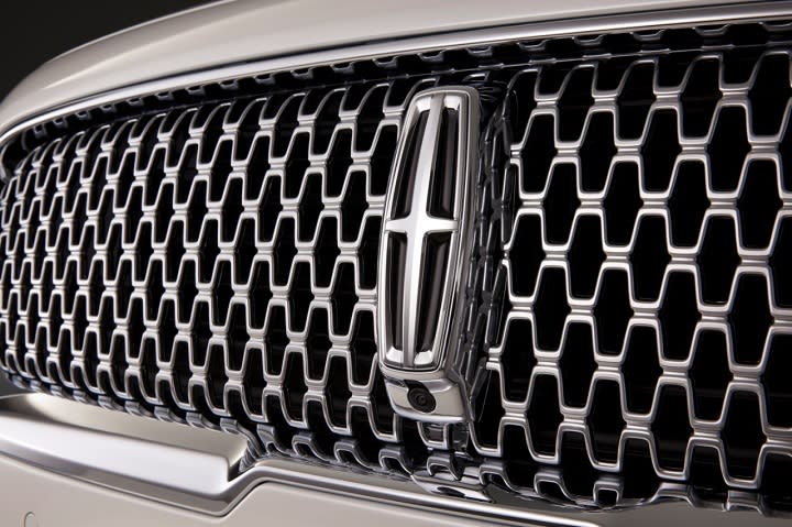 2017 Lincoln Continental grille photo