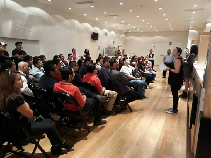 Nancy en una charla sobre autismo en el Museo de la Tolerancia.