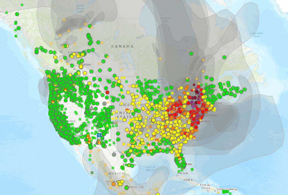 El humo de los incendios forestales en Canadá se detectó en una gran parte de los EE. UU. el 7 de junio de 2023. Los puntos morados oscuros indican una calidad del aire peligrosa. El morado claro indica aire muy insalubre; el rojo es insalubre; el naranja es insalubre para grupos sensibles y el amarillo indica riesgo moderado. <a href="https://fire.airnow.gov/" rel="nofollow noopener" target="_blank" data-ylk="slk:AirNow.gov;elm:context_link;itc:0" class="link ">AirNow.gov</a>