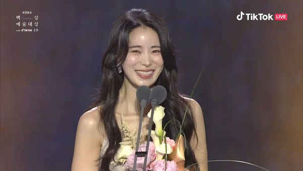 林智妍獲百想藝術大賞最佳女配角，在台上開心放閃。（翻攝自TikTok）