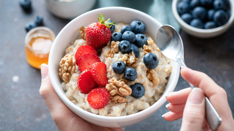 Oatmeal with berries and walnuts