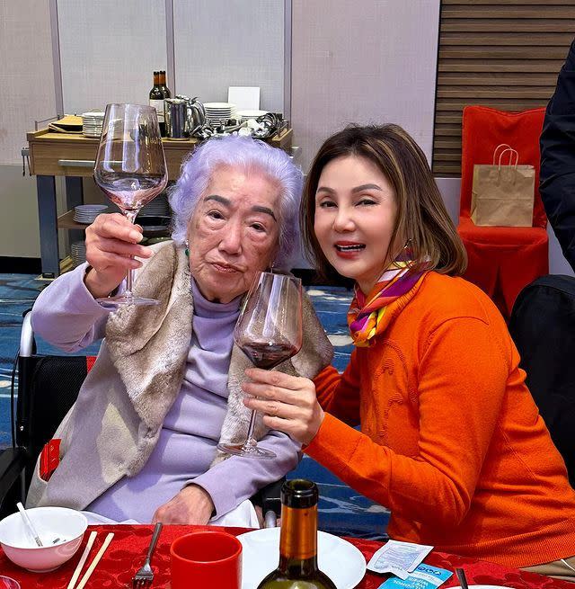謝玲玲替前婆婆林余寶慶祝99歲大壽。（圖／翻攝自謝玲玲IG）