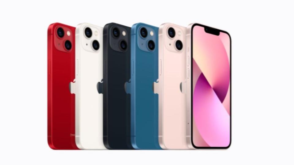 iPhone 13的官方主打的新色「粉紅色」，激起一票果粉的少女心。（圖／翻攝自gmanews Twitter）