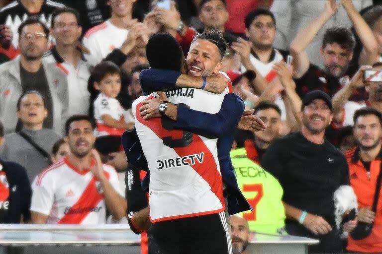 El abrazo de Borja a Demichelis luego de darle vuelta el partido a Central