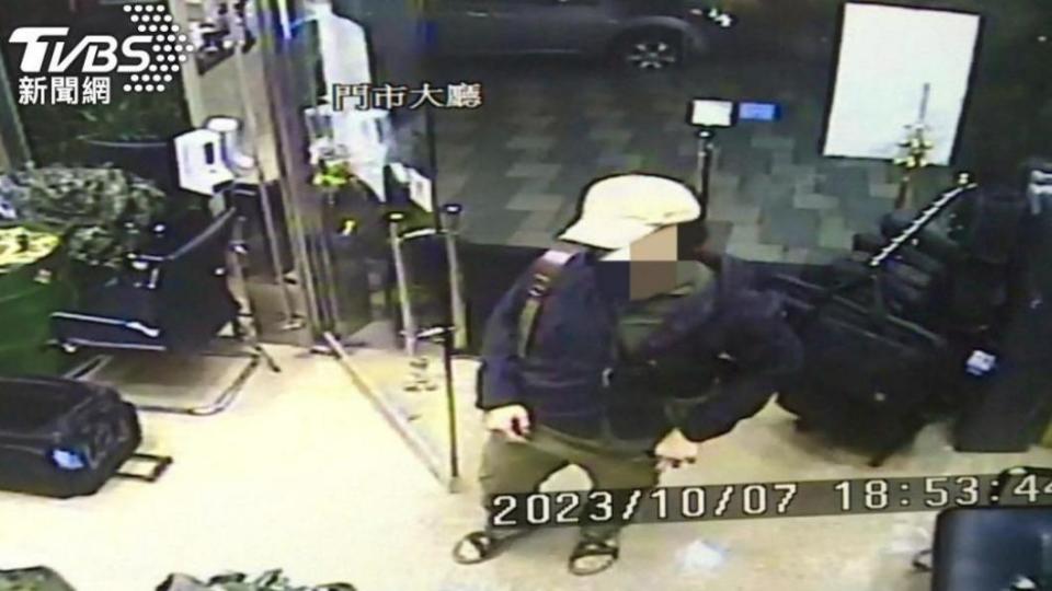 「背包狂人」劉姓創辦人佯裝成顧客到店內放遠端點火裝置。（圖／TVBS資料畫面）