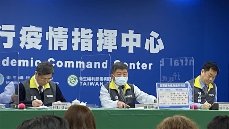 韓國有男子接種AZ疫苗後身體不適而身亡，指揮官陳時中表示，此事應跟疫苗沒有直接相關，而我國正式施打後，會建議民眾接種後在醫院觀察一段時間再離開。（圖／記者簡浩正攝影）