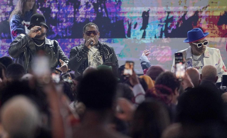 Wonder Mike, de izquierda a derecha, Master Gee y Hen Dogg de The Sugarhill Gang interpretan "Rapper's Delight" en los Premios BET el domingo 25 de junio de 2023, en el Teatro Microsoft en Los Angeles. (Foto AP/Mark Terrill)