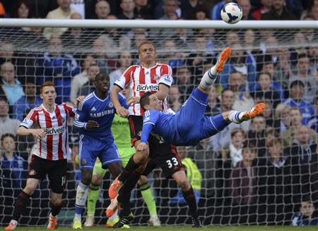 Chelsea's Fernando Torres attempts an overhead kick during their English Premier League soccer match against Sunderland at Stamford Bridge in London, April 19, 2014. REUTERS/Philip Brown