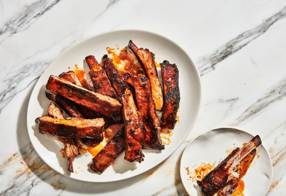 These Instant Pot ribs use a dry rub with garlic powder and hot mustard powder. Nice.